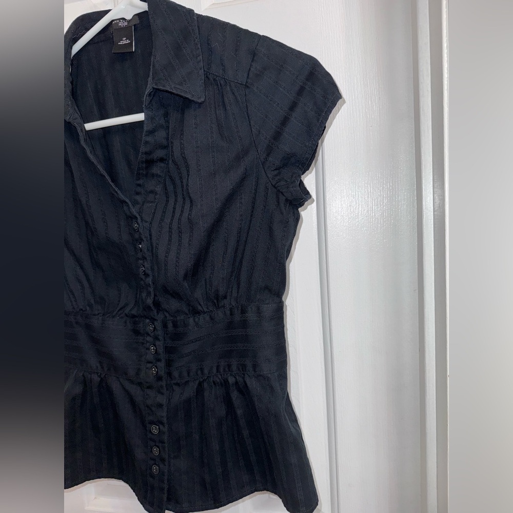 Ann Taylor Petite Textured Black Short Sleeve Button-Down Shirt, Size 0P - Picture 7 of 11